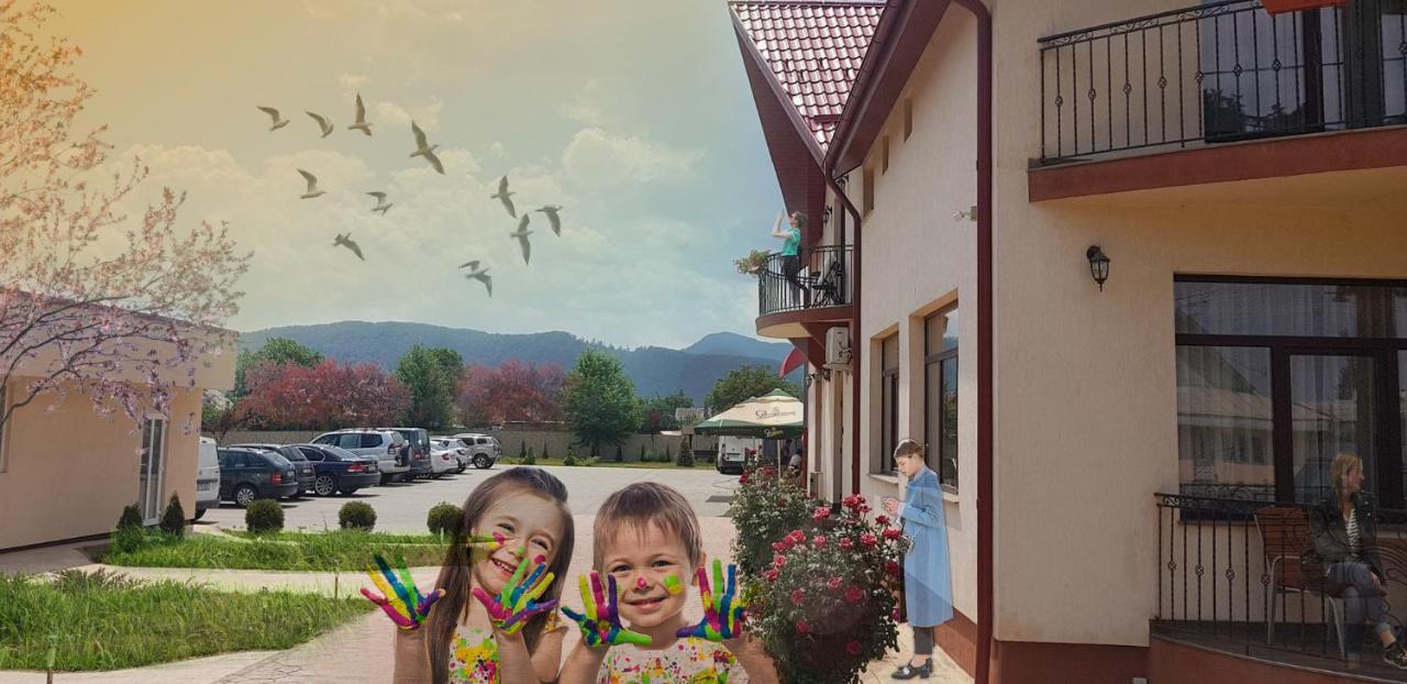 Candy Pensiune&Restaurant Dumbrava Roşie Exteriör bild